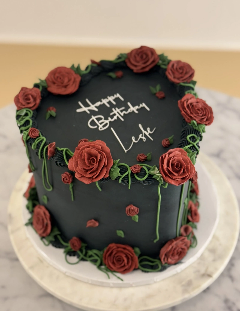 Black w/ Red Flowers - Heart Vintage Cake
